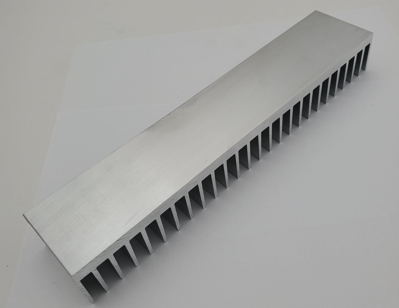 What are the features of an Aluminum extrusion heat sink?